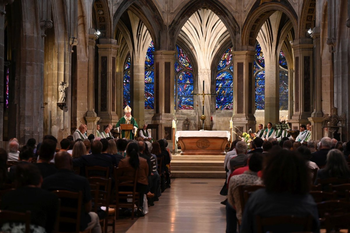 Envoi des baptisés en mission diocésaine 2025. © Marie-Christine Bertin / Diocèse de Paris.