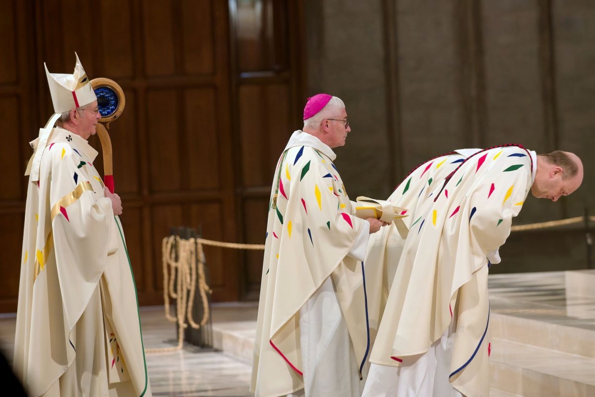 Messe en présence de mécènes et donateurs. © t.