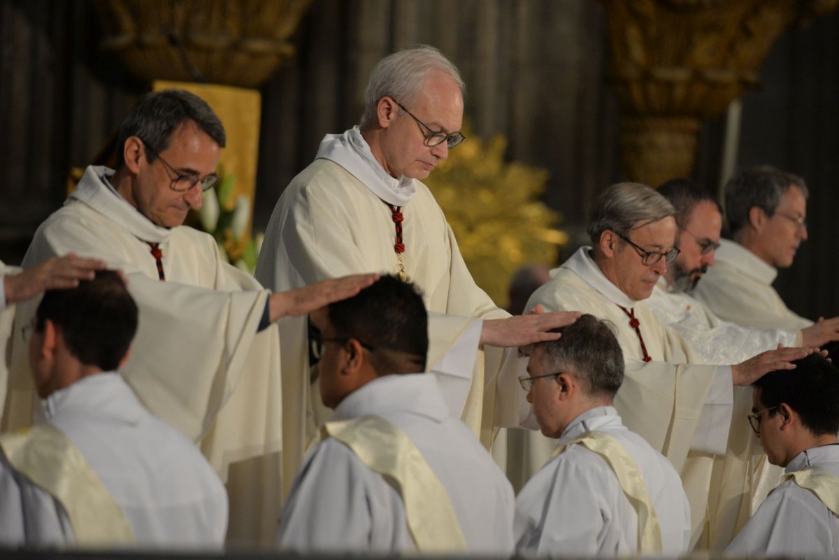 Ordination sacerdotale 2022 : imposition des prêtres. © Marie-Christine Bertin / Diocèse de Paris.