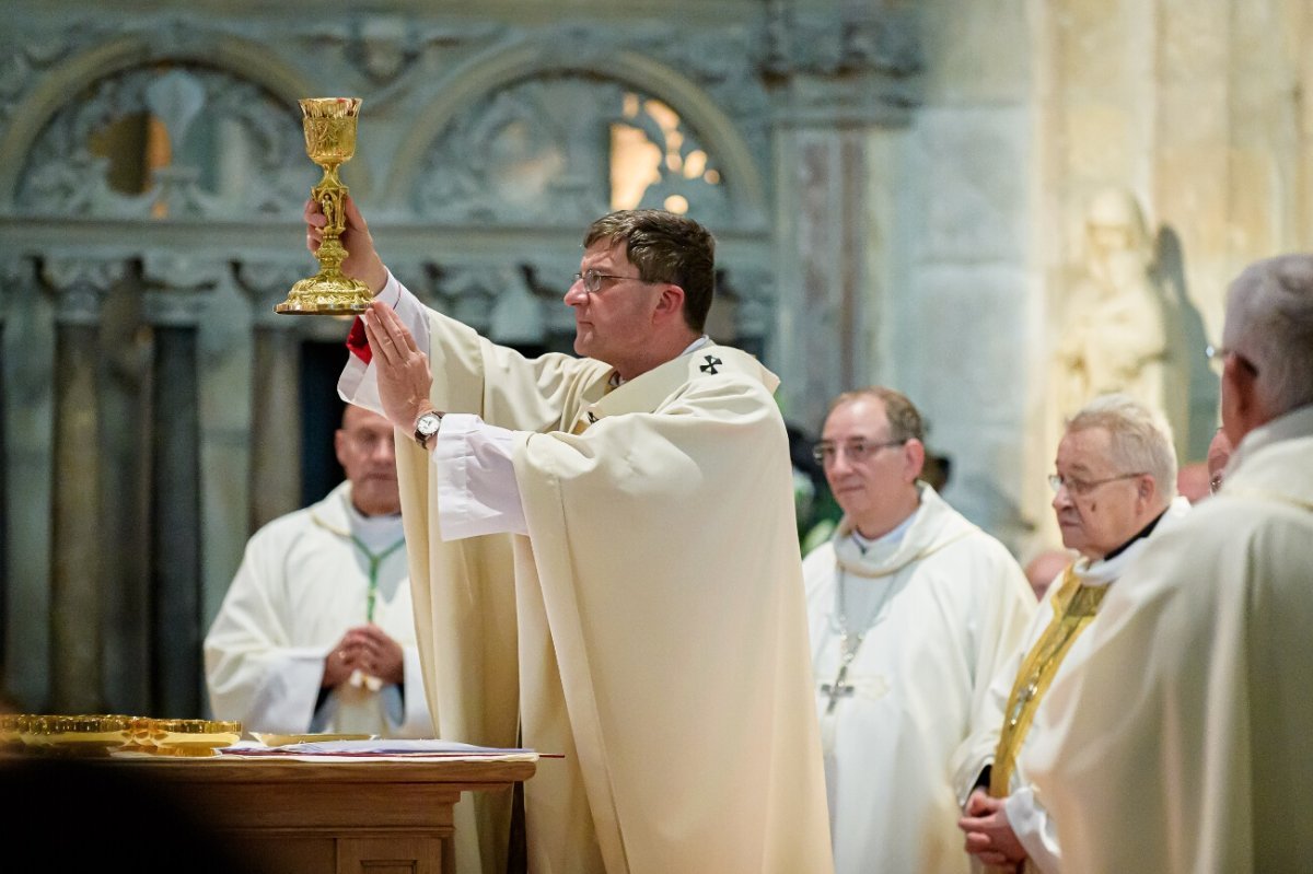 Imposition du pallium à Mgr Éric de Moulins-Beaufort par le cardinal André (…). © JB Delerue / Diocèse de Reims.