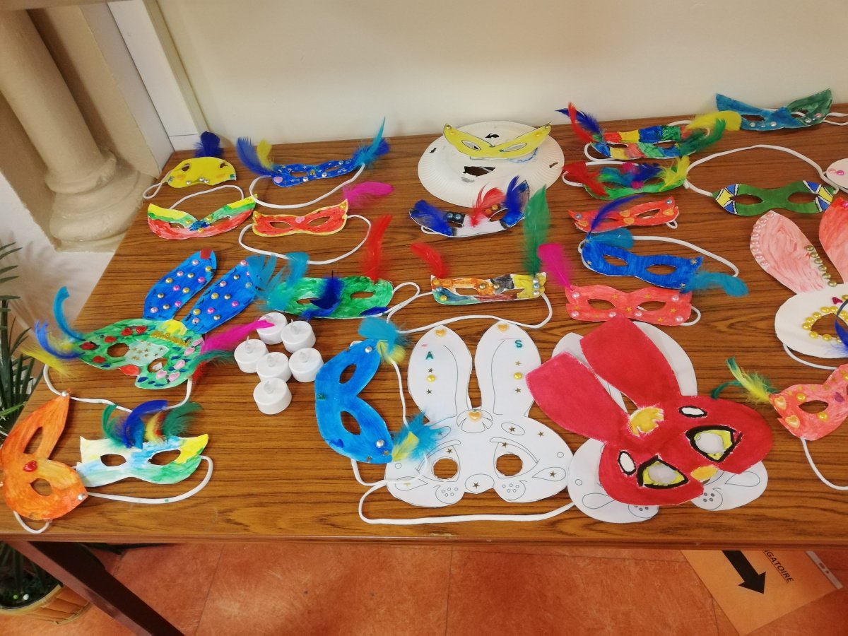 Préparatifs de Mardi Gras à Saint-Hippolyte. © Diocèse de Paris - Vicariat Enfance Adolescence.