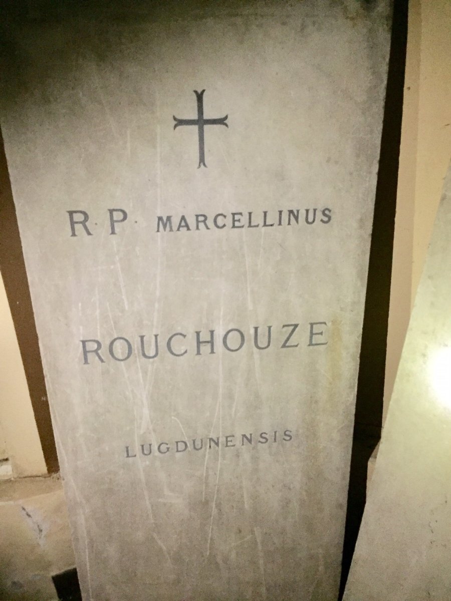 Pierre tombale du P. Rouchouze. Pierre tombale du P. Rouchouze au couvent de Picpus © P. Jérôme Bascoul.