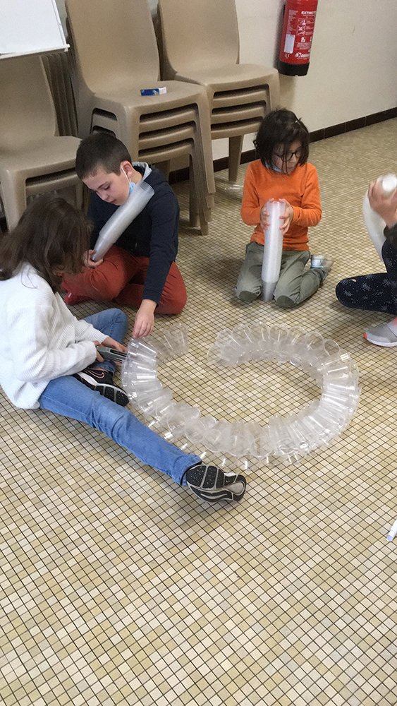 Première étape dans le Grand Nord, les enfants de Notre-Dame de Lourdes commencent à construire leur igloo. © Marc Bailly / Diocèse de Paris.