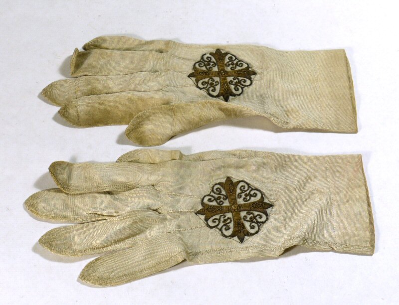 Gants avec croix ajoutée. © C. D. A. S..