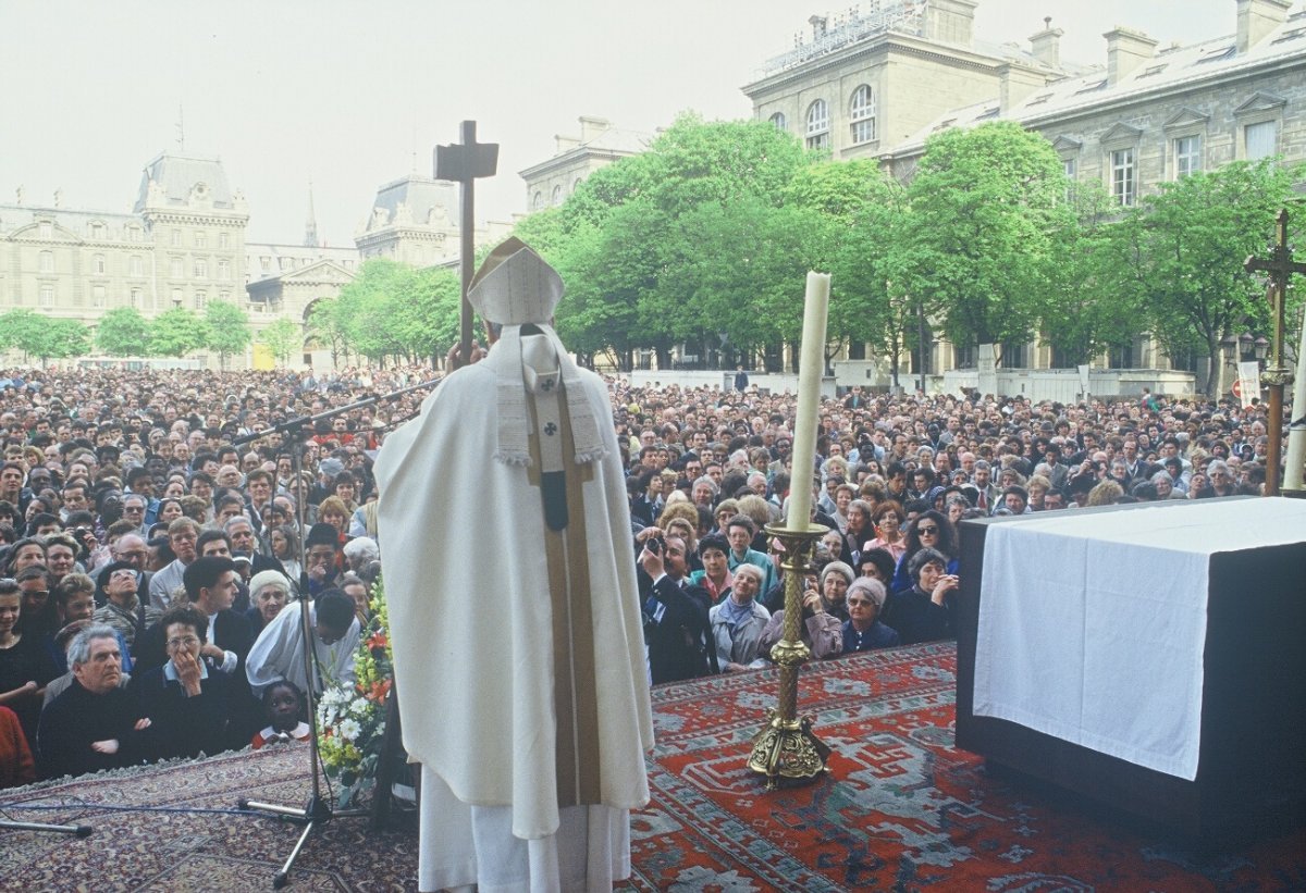 Rassemblement diocésain de la catéchèse. À Notre-Dame de Paris en 1988. © D. R..