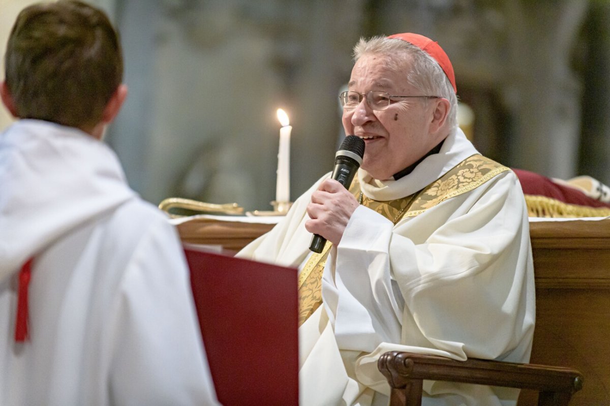 Imposition du pallium à Mgr Éric de Moulins-Beaufort par le cardinal André (…). © JB Delerue / Diocèse de Reims.