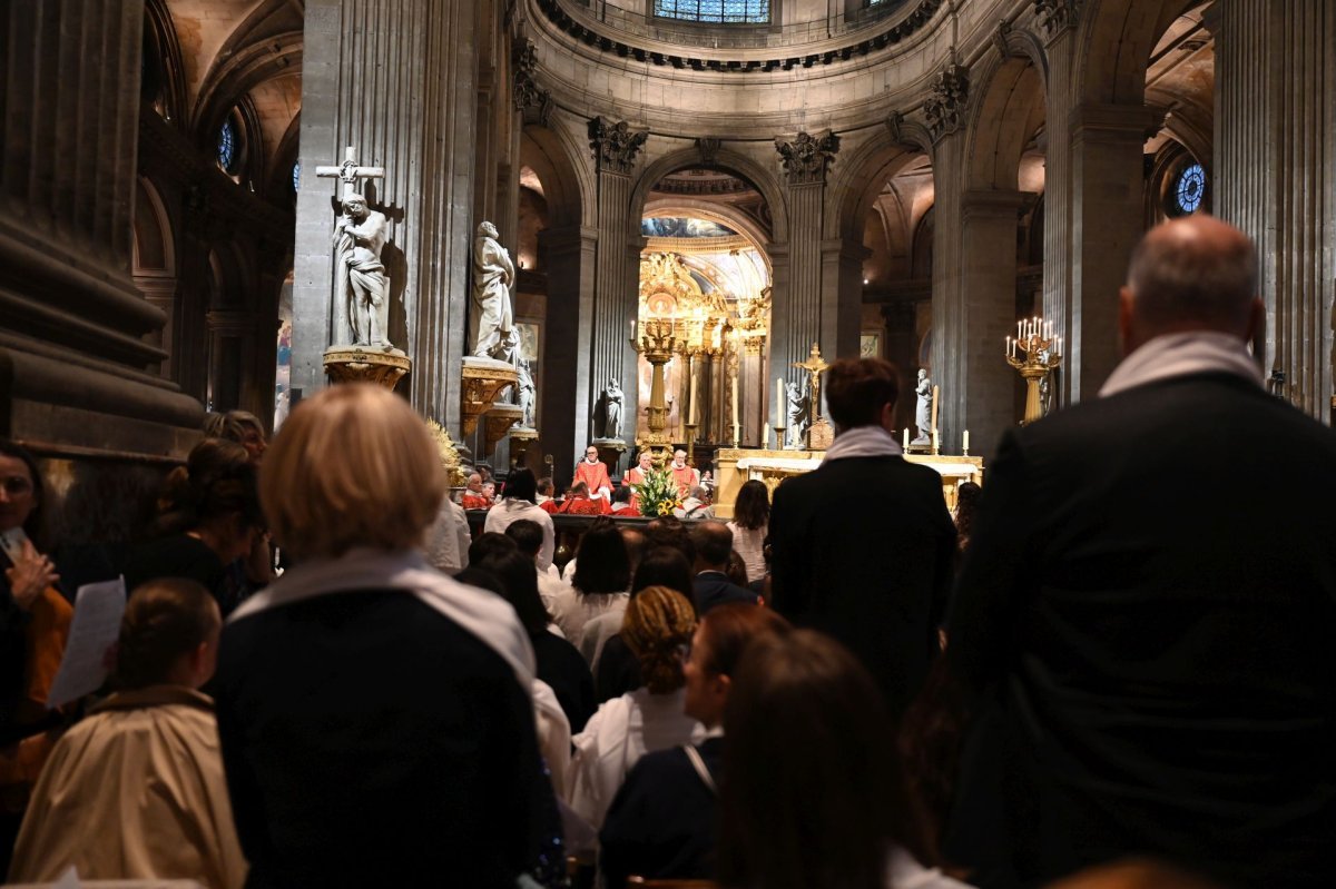 Confirmations d'adultes en juin 2025. Célébration de 21h. © Marie-Christine Bertin / Diocèse de Paris.