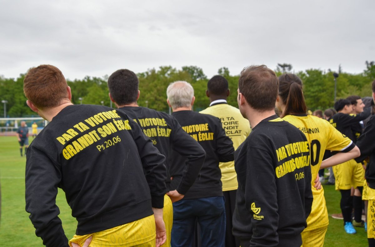 Match de football : Sélection Nationale de prêtres vs Variété Club de France. © François-Régis Salefran.