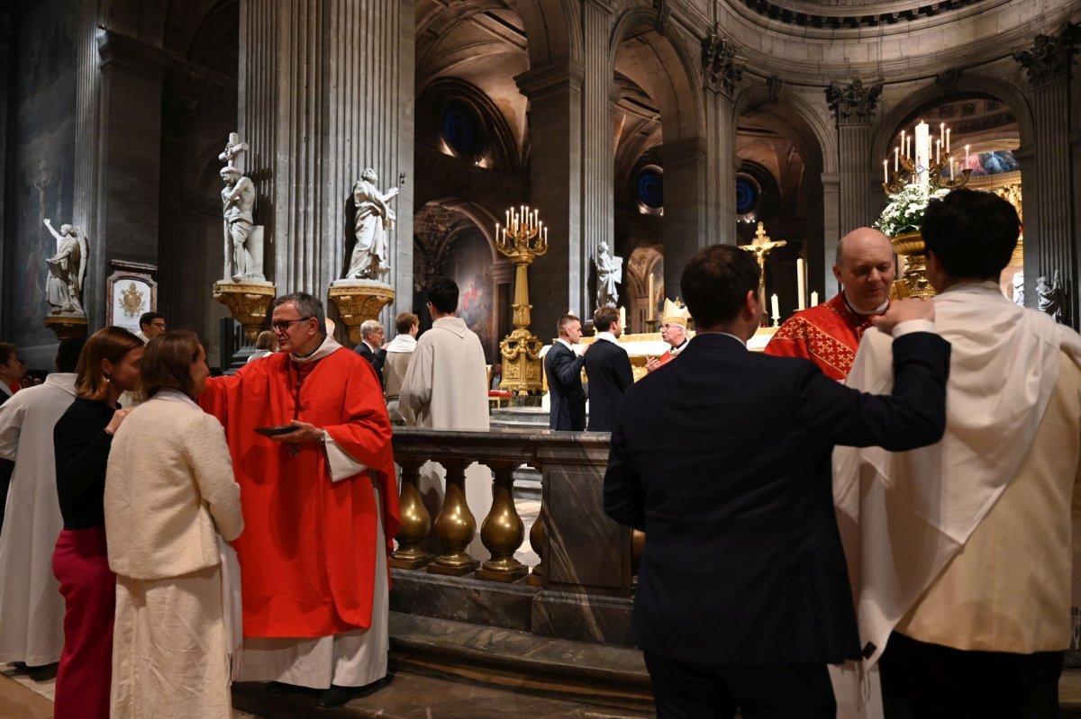 Confirmations d'adultes en juin 2025. Célébration de 21h. © Marie-Christine Bertin / Diocèse de Paris.