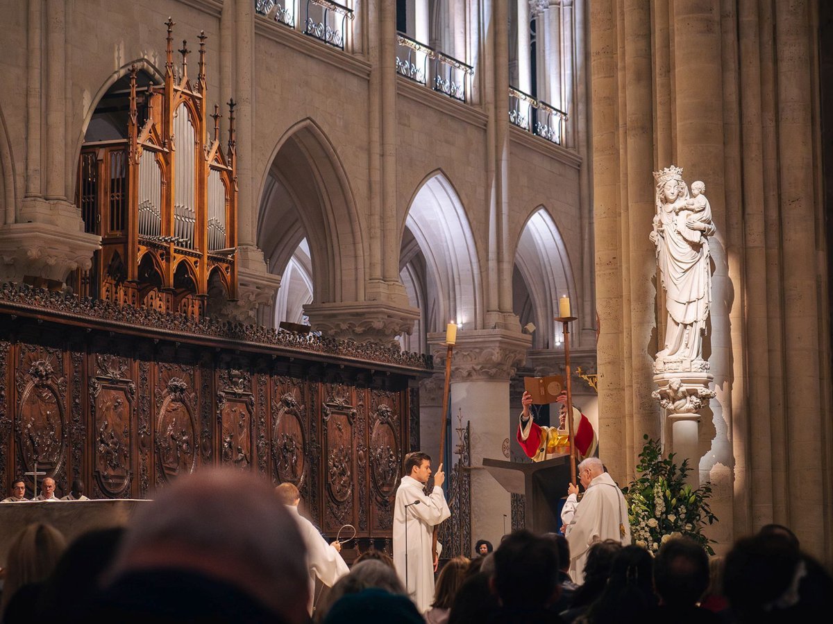 Messe du soir du mardi 10 décembre 2024 à Notre-Dame de Paris. © Maximilien Krebs.
