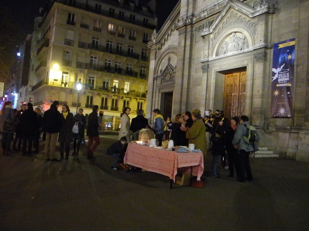Rencontres et chants sur le parvis de Notre-Dame des Champs (6e). Notre-Dame des Champs © Marie-Christine Bertin / Diocèse de Paris.