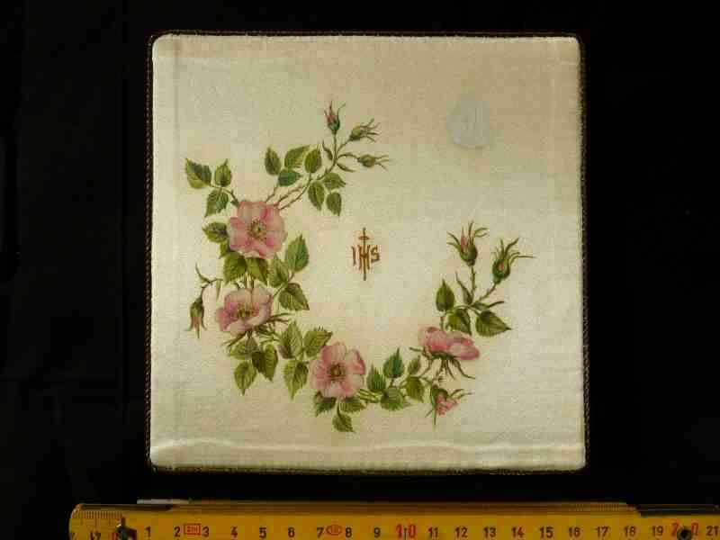 Fleurs et IHS. © C. D. A. S..