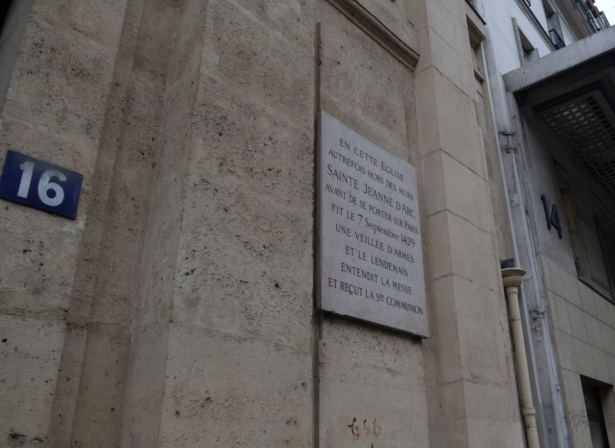 Plaque commémorative sur l'église Saint-Denys de la Chapelle (18e). © Étienne Castelein.