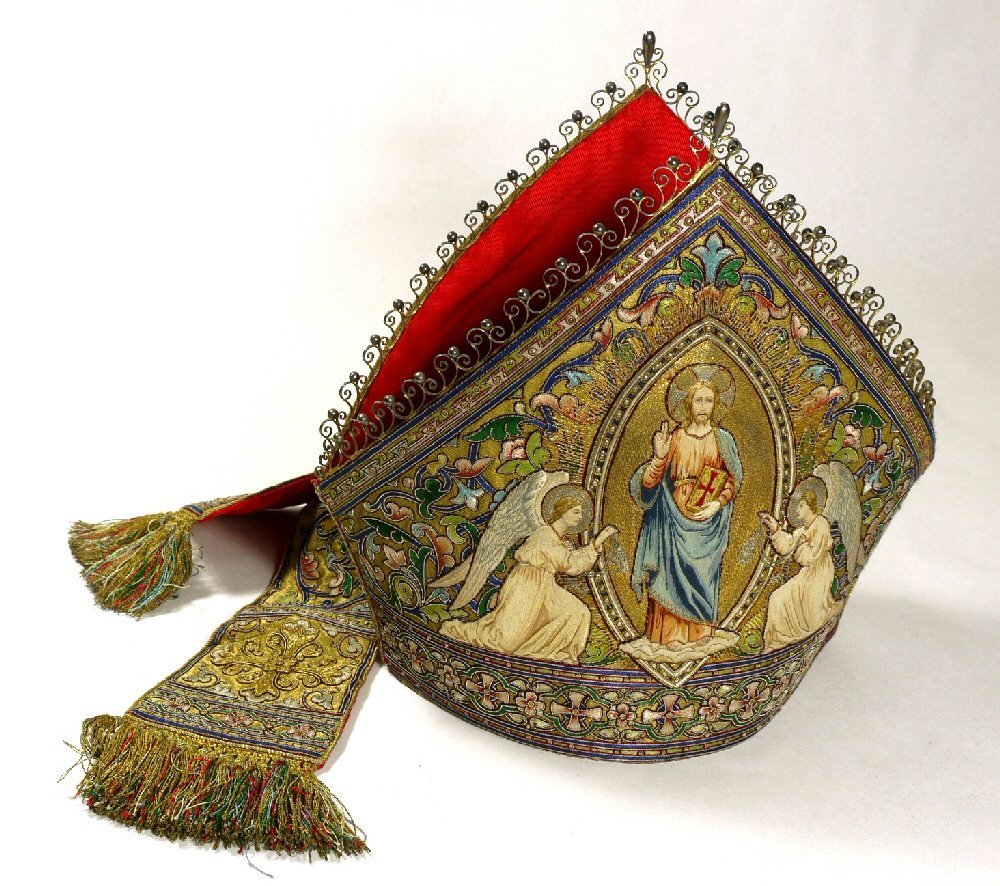 mitre brodée. 