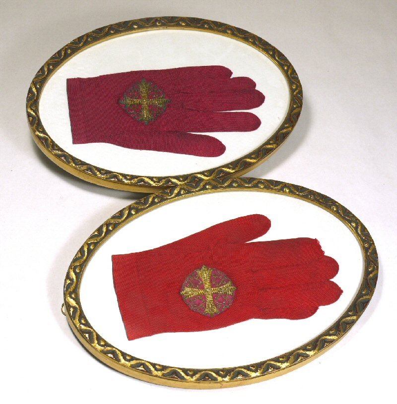 Gants pontificaux. © C. D. A. S..