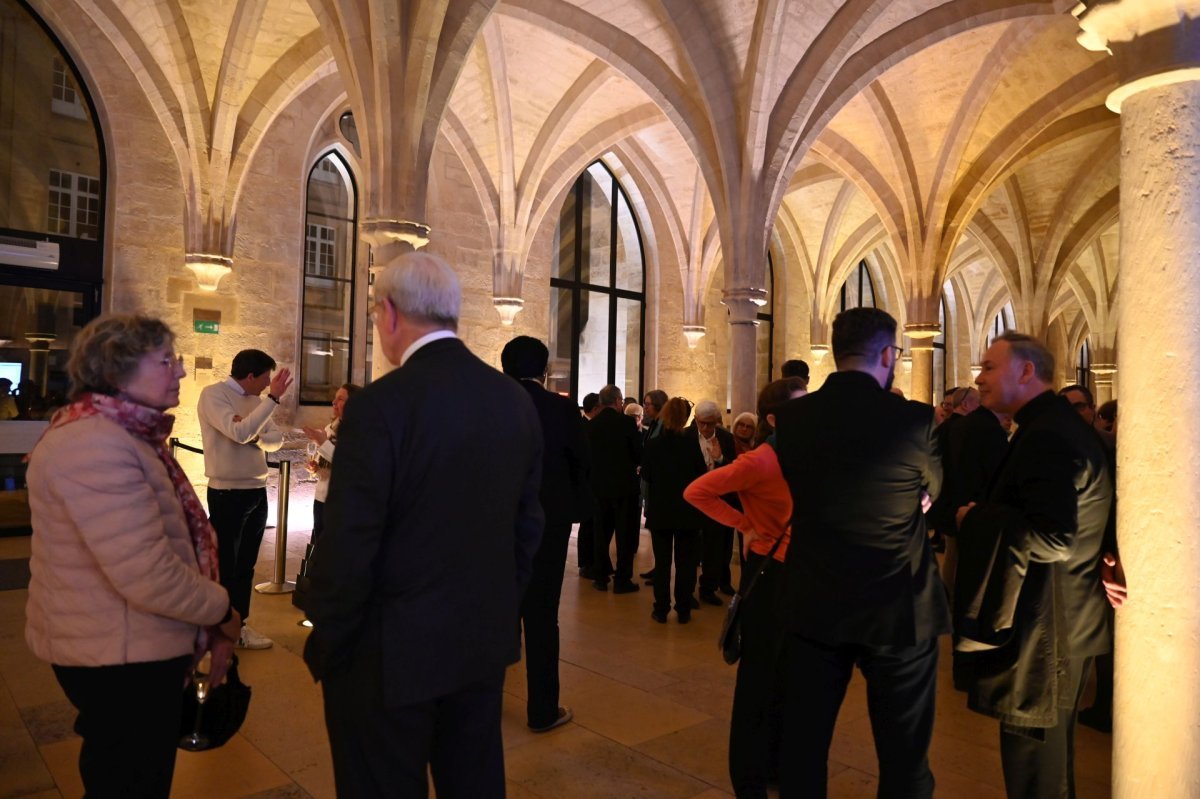 Remise du doctorat Honoris causa à Mgr Rafic Nahra. © Marie-Christine Bertin / Diocèse de Paris.