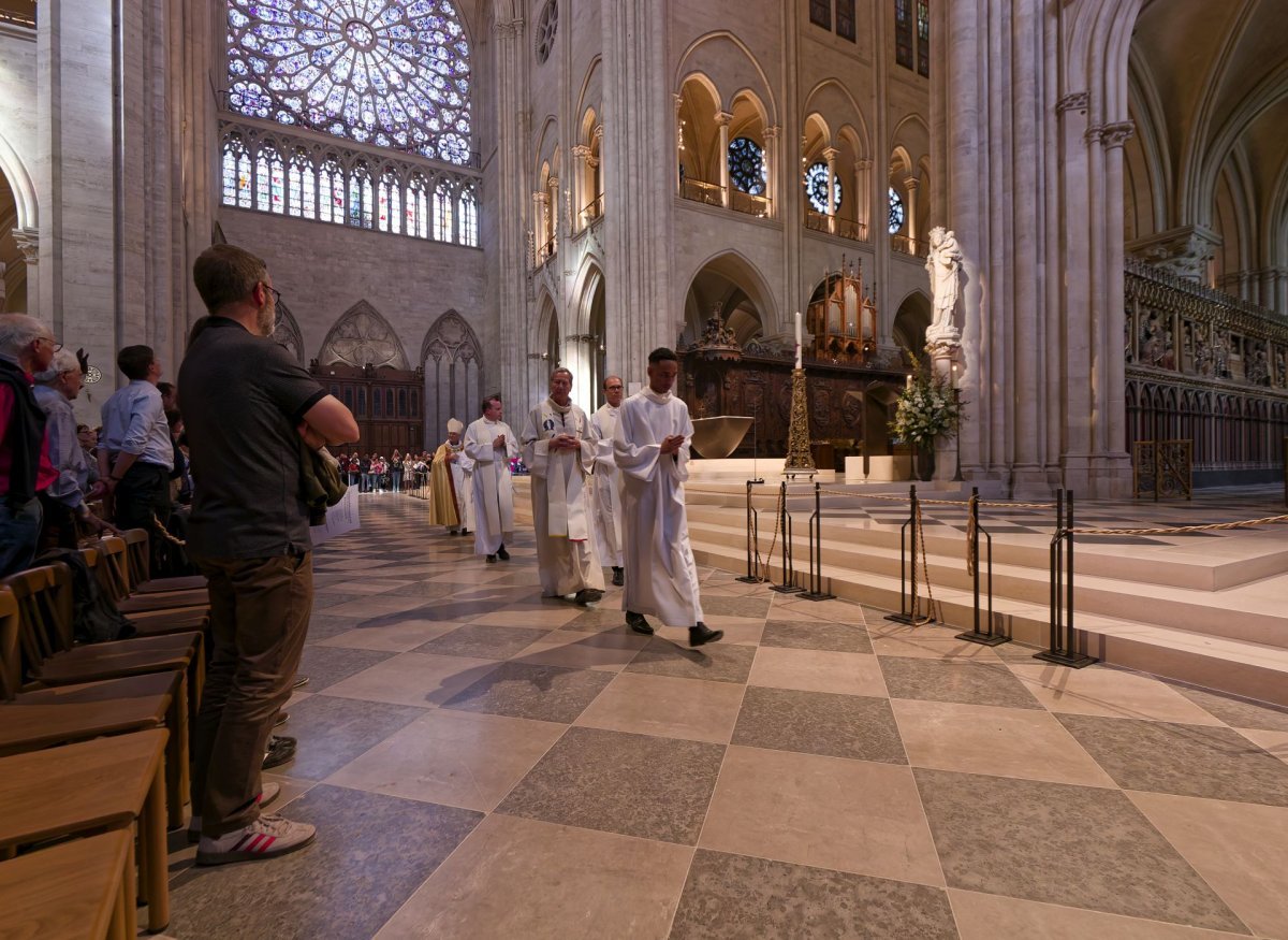 Vêpres à Notre-Dame de Paris à l'arrivée de la marche pour les vocations. © Yannick Boschat / Diocèse de Paris.