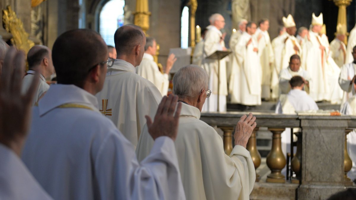 Ordination sacerdotale 2022 : imposition des prêtres. © Marie-Christine Bertin / Diocèse de Paris.