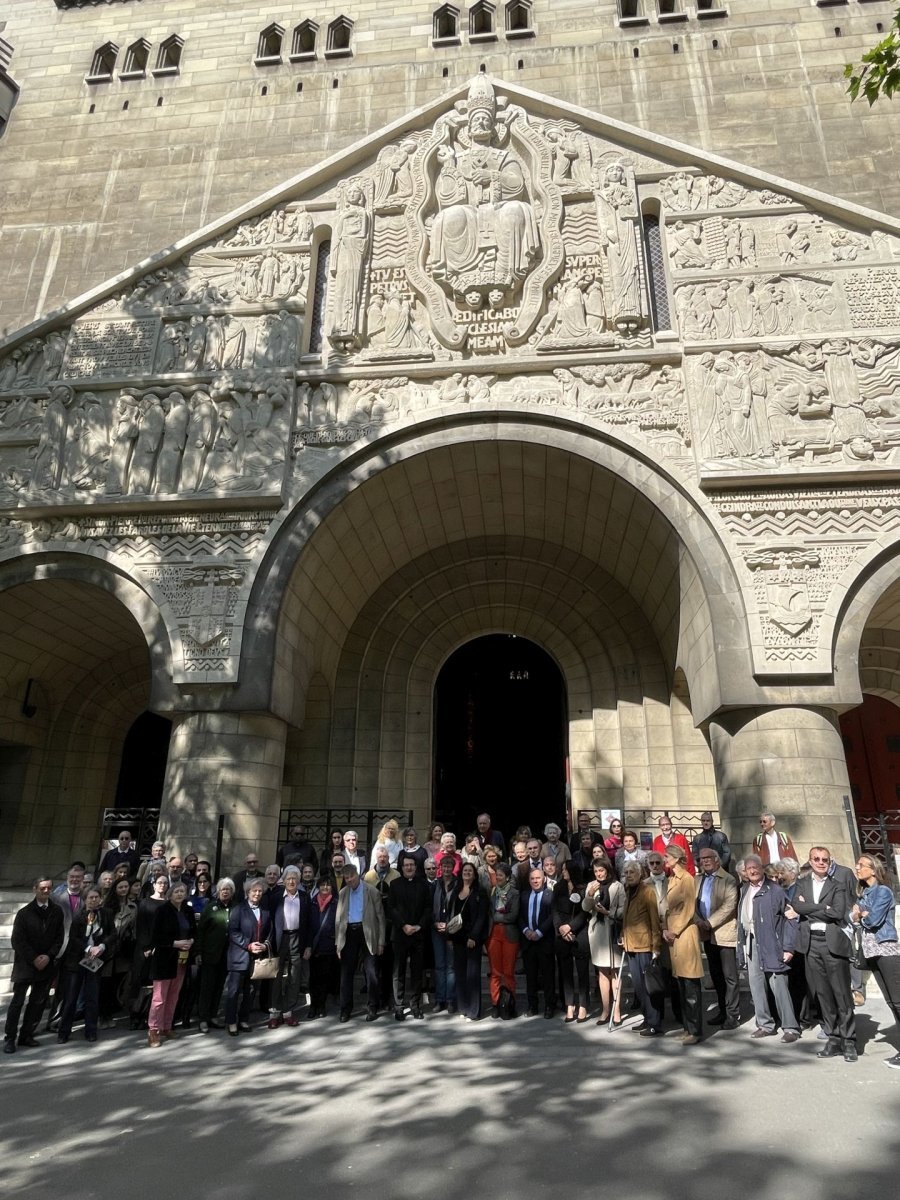Inauguration du tympan sculpté restauré de Saint-Pierre de Chaillot. © D. R..
