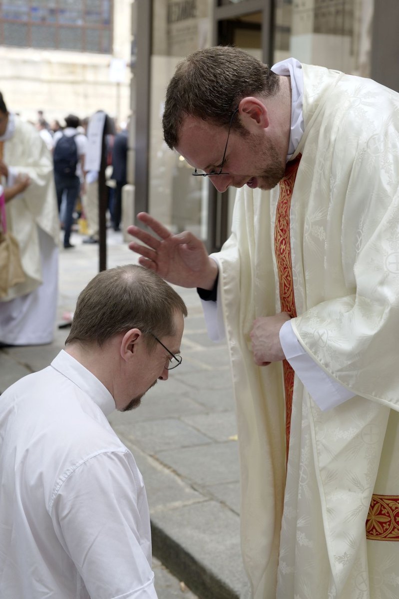 Ordination sacerdotale 2022 : bénédictions. © Trung Hieu Do / Diocèse de Paris.