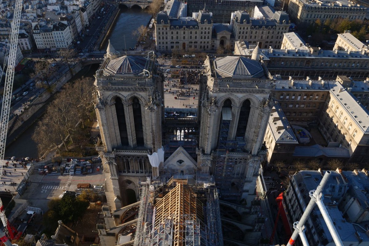 Bénédiction du coq de la flèche de Notre-Dame de Paris. © Étienne Castelein / Diocèse de Paris.