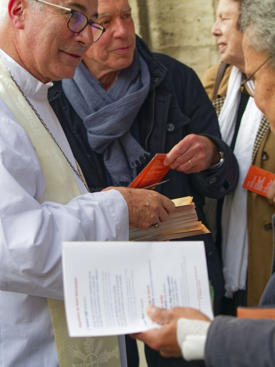 Veillée de prière pour la vie 2024. Remise d'une carte-prière. © Yannick Boschat / Diocèse de Paris.