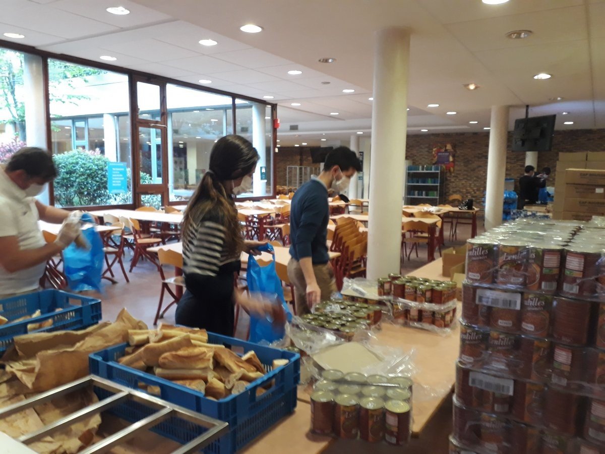 Collège Stanislas, centre de confection de colis alimentaires - avril 2020. 
