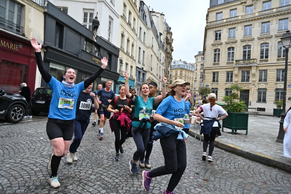 Course “Paris églises tour”. Passage à Notre-Dame des Victoires. © Marie-Christine Bertin / Diocèse de Paris.