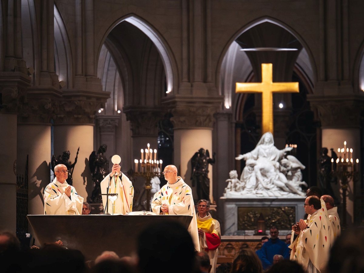 Messe du soir du mardi 10 décembre 2024 à Notre-Dame de Paris. © Maximilien Krebs.