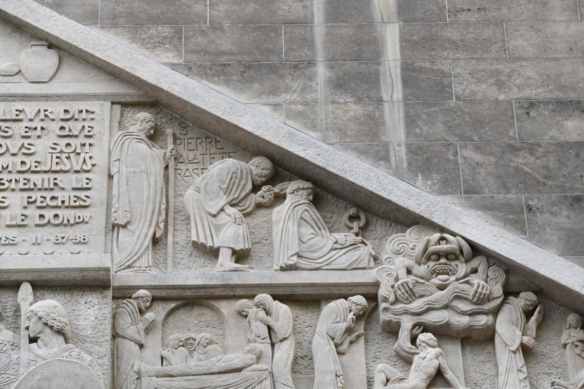 Tympan sculpté restauré de Saint-Pierre de Chaillot. © D. R..