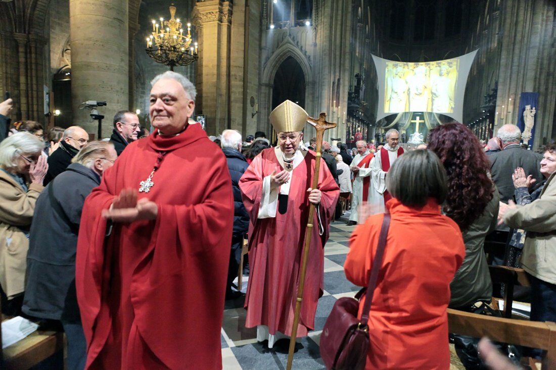 Parcours de la cathédrale par le cardinal André Vingt-Trois et remise des images. © Yannick Boschat / Diocèse de Paris.