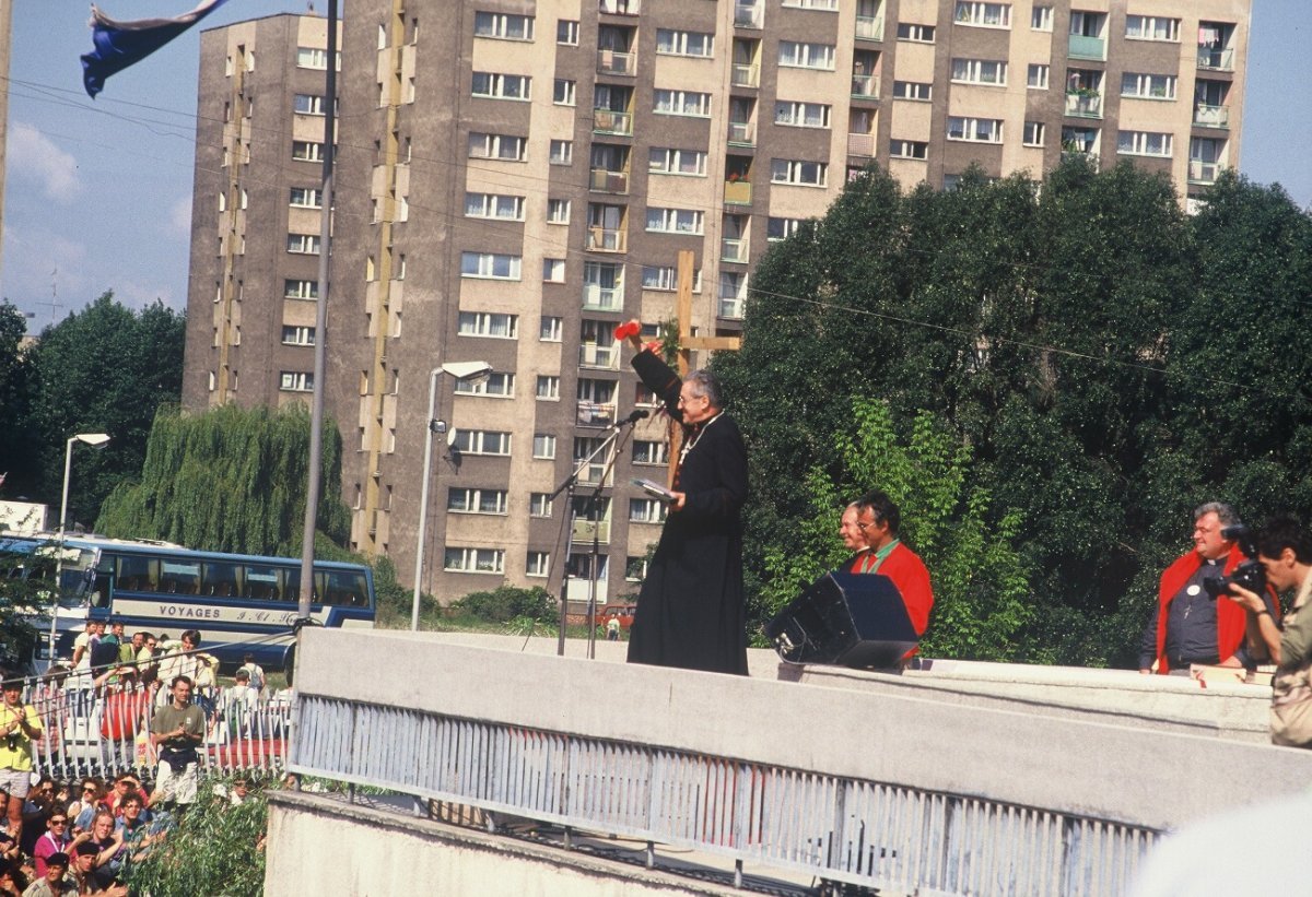 Catéchèse du cardinal Lustiger en plein air en Pologne. En 1990. © D. R..