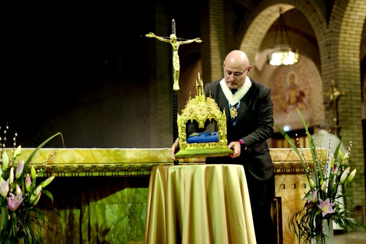 Accueil des reliques de sainte Geneviève à Saint-Léon (15e). © Trung Hieu Do / Diocèse de Paris.