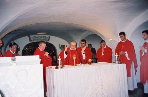Sur la tombe de saint Pierre à Rome. En 2003. © D. R..