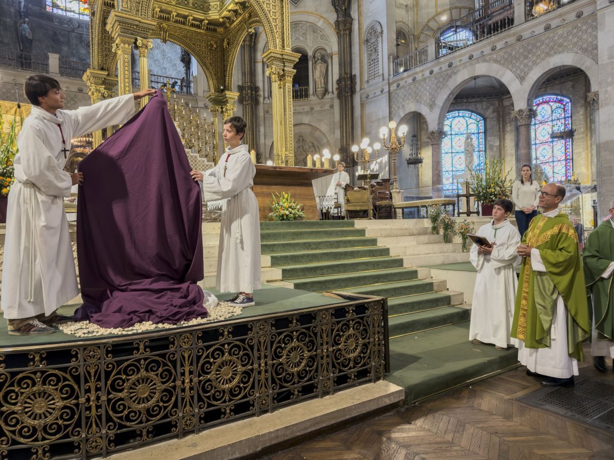 Dévoilement de la statue de saint Charles de Foucauld à Saint-Augustine. © Benjamin Monnerot-Dumaine.
