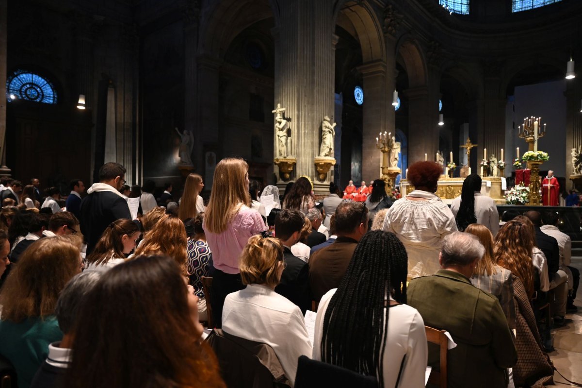 Confirmation d'adultes en mai 2024. Célébration de 21h. © Marie-Christine Bertin / Diocèse de Paris.
