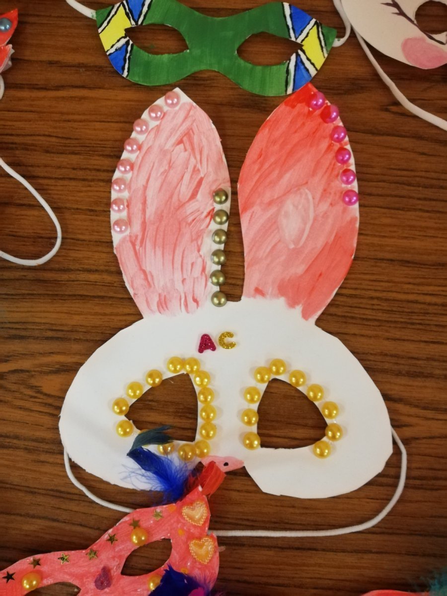 Préparatifs de Mardi Gras à Saint-Hippolyte. © Diocèse de Paris - Vicariat Enfance Adolescence.