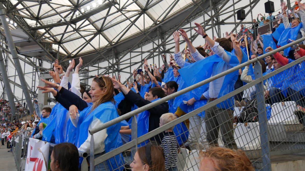 Le virage Sud occupé, une fois n'est pas coutume, par la délégation (…). © Isabelle Demangeat.