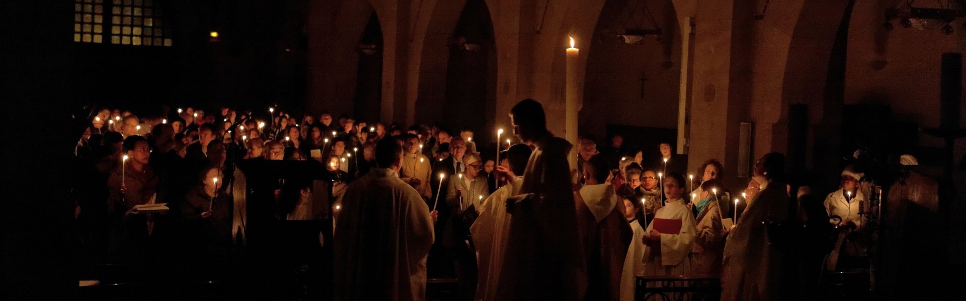 En recevant le baptême durant la vigile pascale, dans la nuit du Samedi (…). (c) Yannick Boschat / Diocèse de Paris.