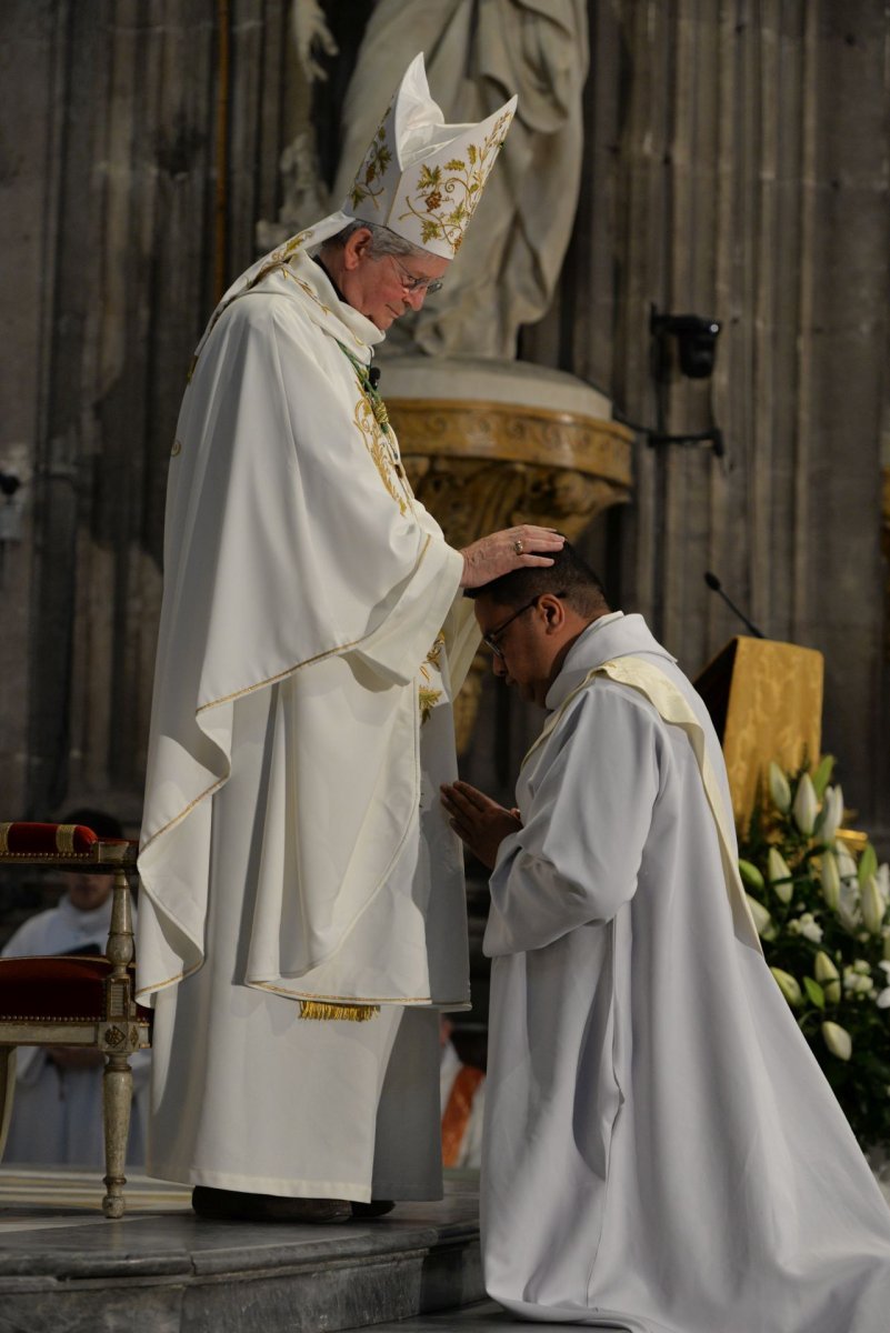 Ordination sacerdotale 2022 : imposition. © Marie-Christine Bertin / Diocèse de Paris.