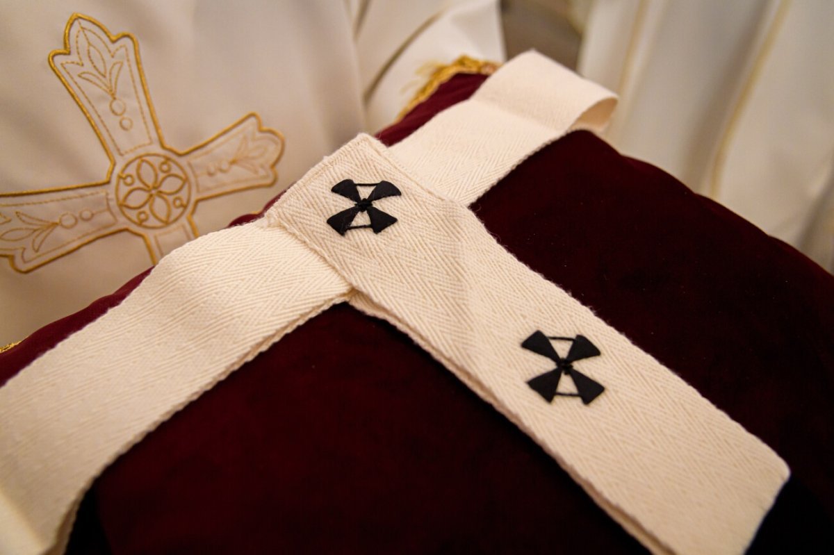 Imposition du pallium à Mgr Éric de Moulins-Beaufort par le cardinal André (…). © JB Delerue / Diocèse de Reims.