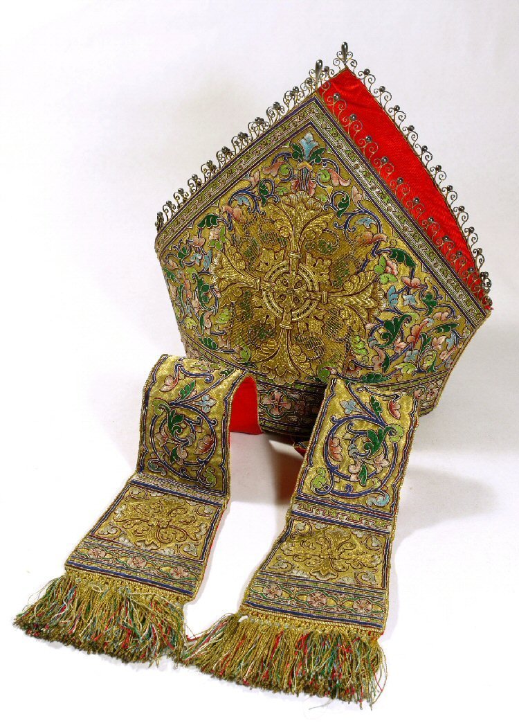 mitre brodée. 