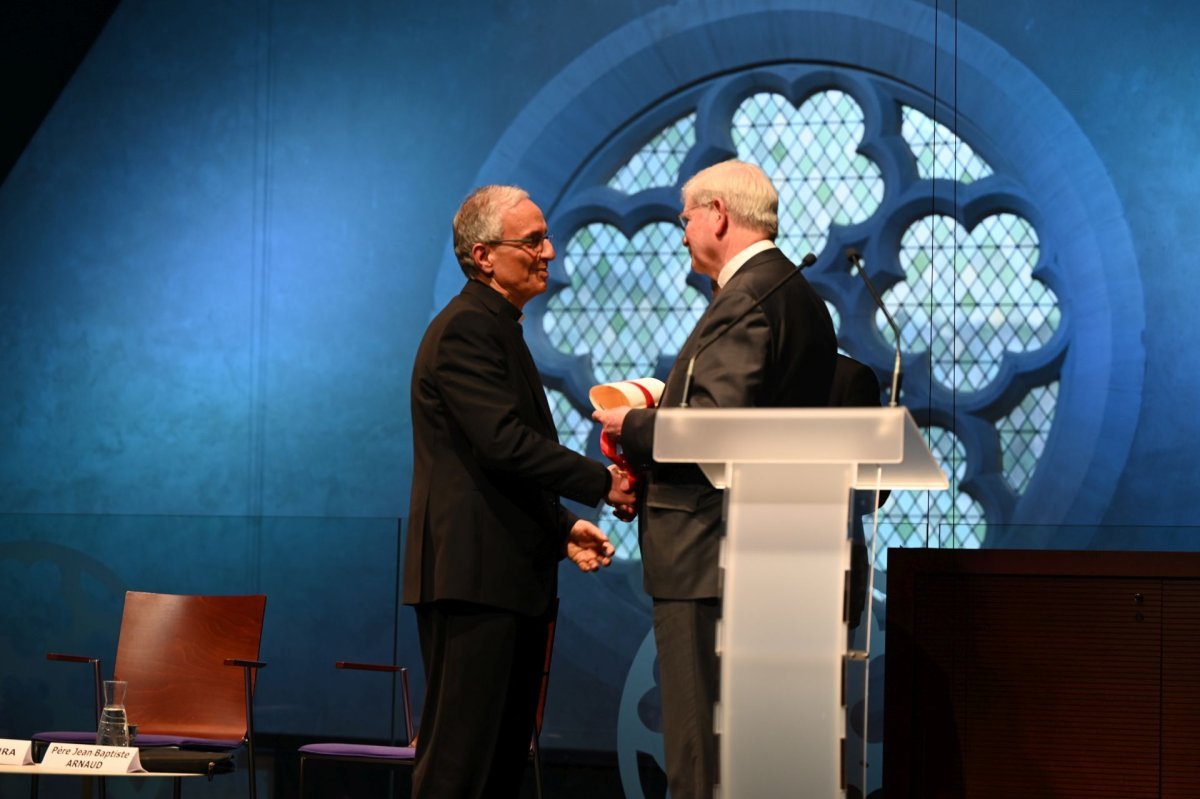 Remise du doctorat Honoris causa à Mgr Rafic Nahra. © Marie-Christine Bertin / Diocèse de Paris.