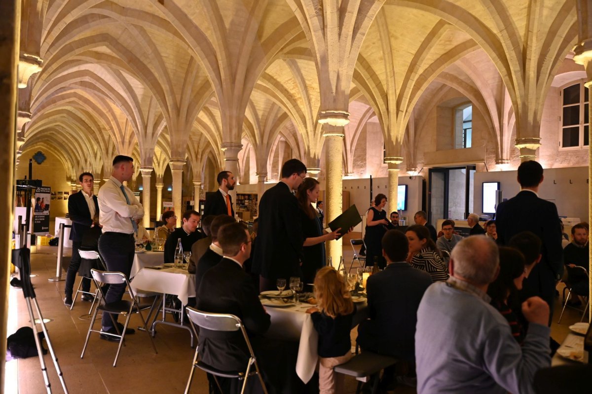 Messe pour l'anniversaire de la Faculté Notre-Dame, du Séminaire de (…). Dîner au Collège des Bernardins. © Marie-Christine Bertin / Diocèse de Paris.